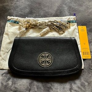 NWOT Tory Burch Amanda Logo Clutch